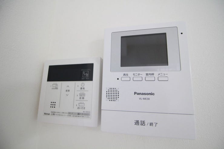 【モニター付インターホン】エントランス&玄関前の様子を確認できます。お子様のお留守番にも安心ですね。