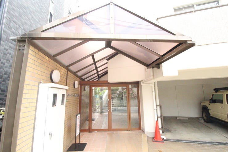 温かみと清潔感のあるエントランスです。