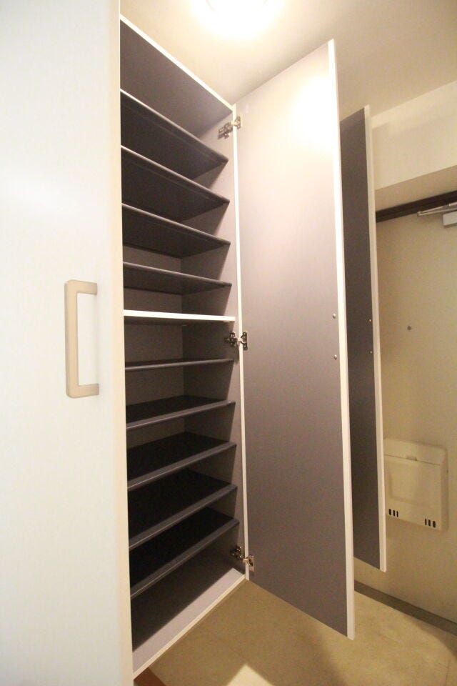 玄関収納がありスッキリ片付きます♪