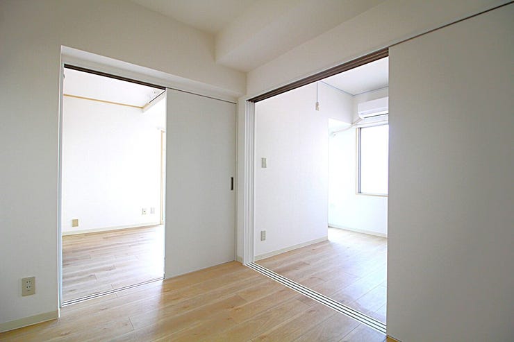 陽光がさしこむ明るいリビングです