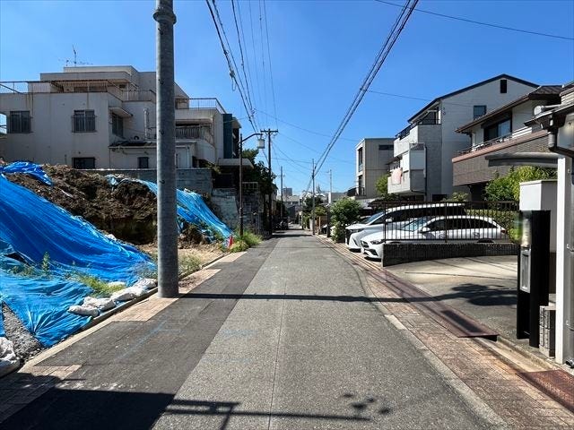 幅員約5.4mの北側前面道路です。東方面への一方通行ということもあり、車の通りも多くなく駐車がしやすいです。
(2025年9月16日撮影)