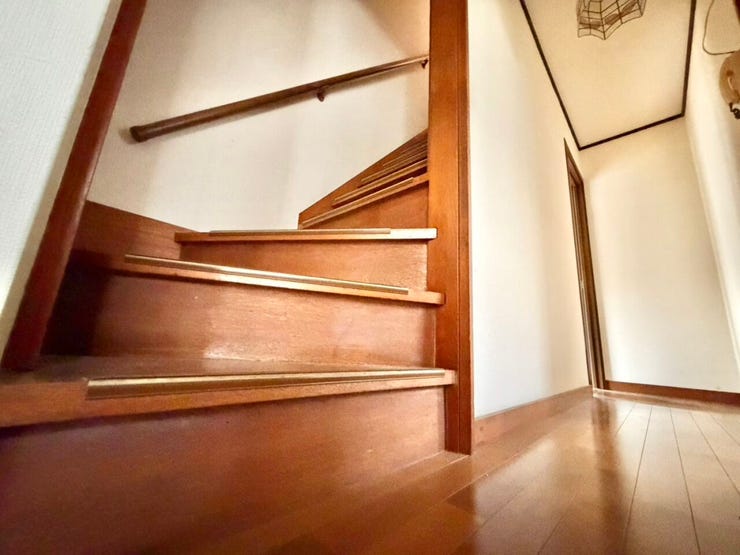 手すり付きで小さなお子様やご年配の方にも安心。