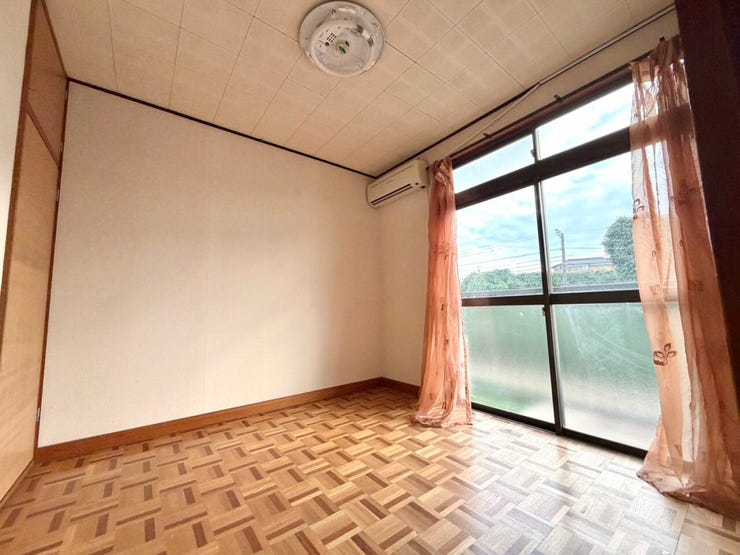 プライベートな時間を過ごせる落ち着いた洋室。