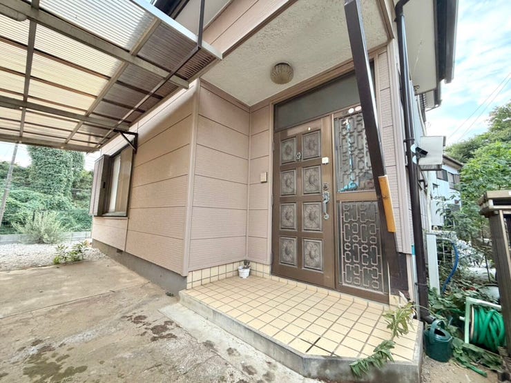 玄関の目の前が車庫なので、荷物の出し入れも楽になります。