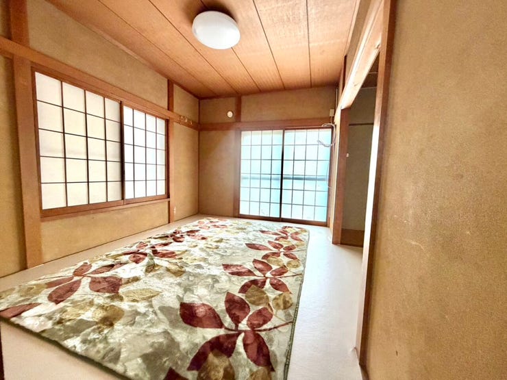 広い和室でくつろげます。
寝室にいかがでしょうか。