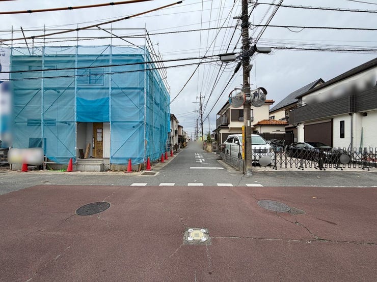 前面道路は約5mで駐車もラクラク♪