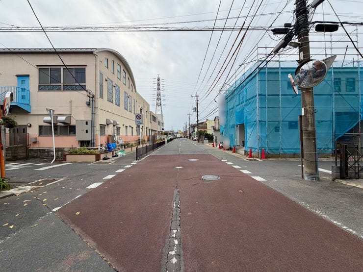 前面道路は約10mありますが、車通りが少ないのが◎