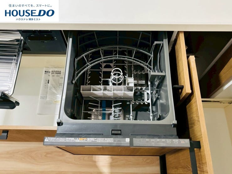 ビルトインタイプで、キッチンと同じカラーにすることにより一体感を持たせた食器洗浄乾燥機。乾燥機能が備わっているため家事の時間が短縮できます。