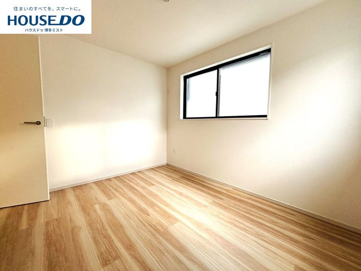 入浴後の水滴や湿気を排出し、カビの発生や臭いを抑制する暖房換気乾燥機。雨の日の洗濯物にも効果的です。