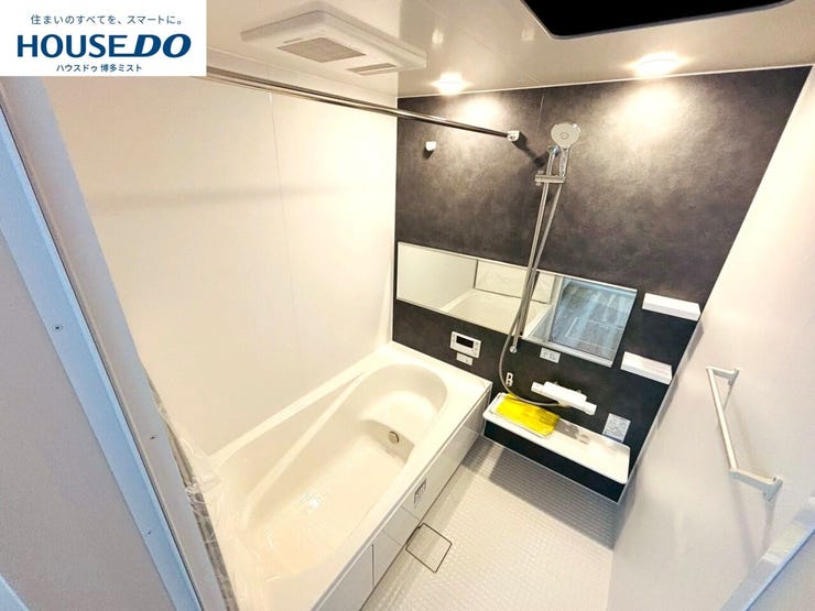 【『ふぅーーーっ。』と思わず声がでちゃいます。】デザイン性に優れた浴槽でゆったりとしたバスタイムを演出。ベンチ付きなので半身浴も楽しめます。