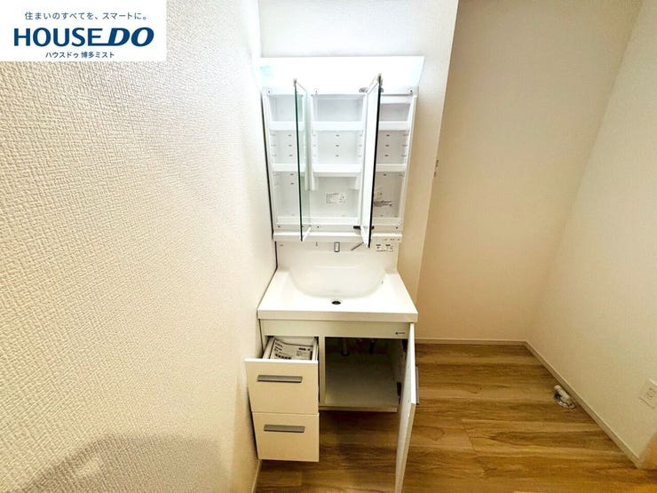 【家族みんなの使いやすさ】お手入れしやすく使いやすい3面鏡付きの洗面台。収納スペースも広く、洗剤や掃除道具をたっぷりと収納できます。