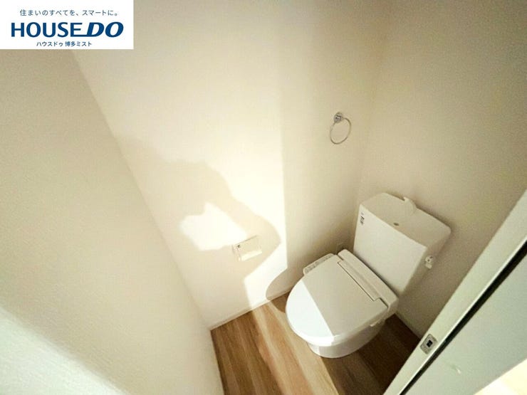 【毎日の使うものだから】温水洗浄便座付きのトイレです。汚れてもサッとひと拭きでお手入れ簡単。節水仕様でしっかり洗浄できます。環境にやさしく、しかも経済的です。