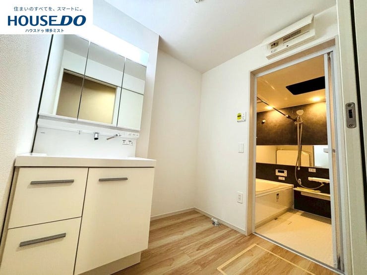 【家族みんなの使いやすさ】お手入れしやすく使いやすい3面鏡付きの洗面台。収納スペースも広く、洗剤や掃除道具をたっぷりと収納できます。