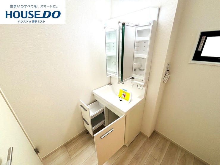 【家族みんなの使いやすさ】お手入れしやすく使いやすい3面鏡付きの洗面台。収納スペースも広く、洗剤や掃除道具をたっぷりと収納できます。