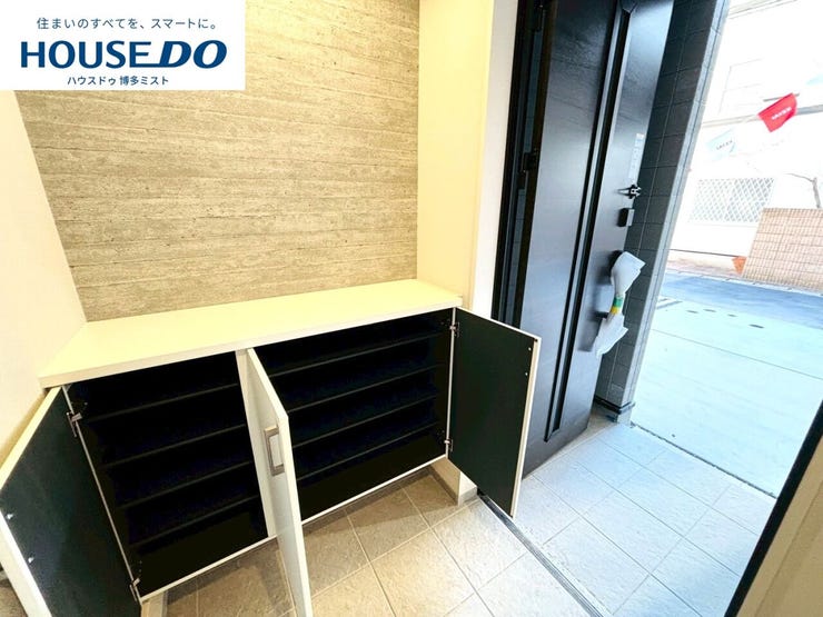 【玄関スッキリ計画】毎日の『いってきます』と『ただいま』の声が響く玄関。出しっぱなしにしたくない荷物もしっかり収納で出来るように収納多めです。