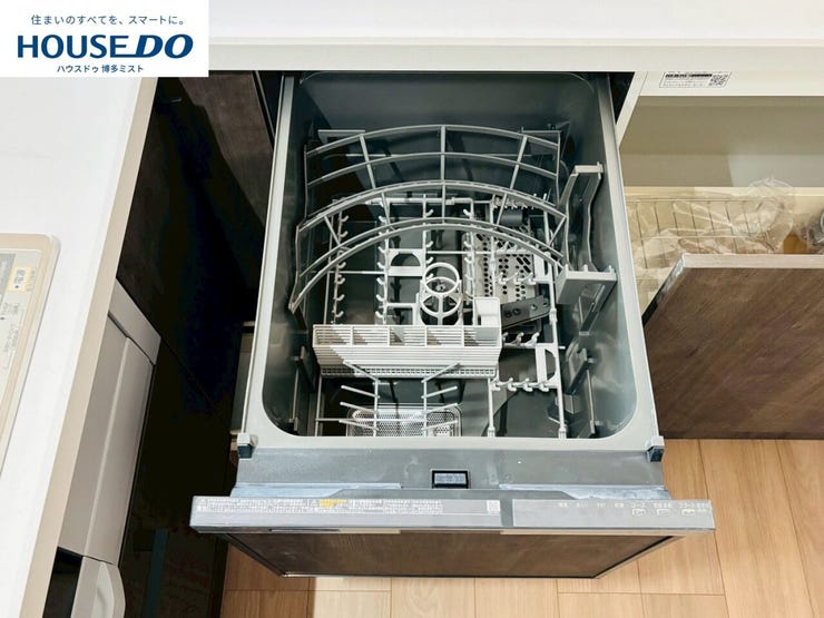 ビルトインタイプで、キッチンと同じカラーにすることにより一体感を持たせた食器洗浄乾燥機。乾燥機能が備わっているため家事の時間が短縮できます。