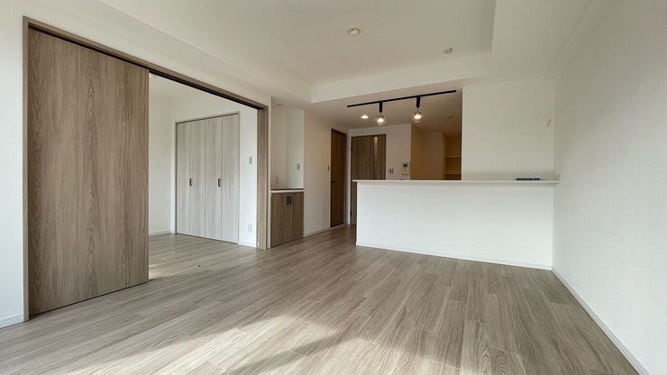 開放感あふれる明るいリビングダイニングは、元気いっぱいに走り回るお子様を笑顔で見守る、親子の幸せ溢れるあたたかな空間