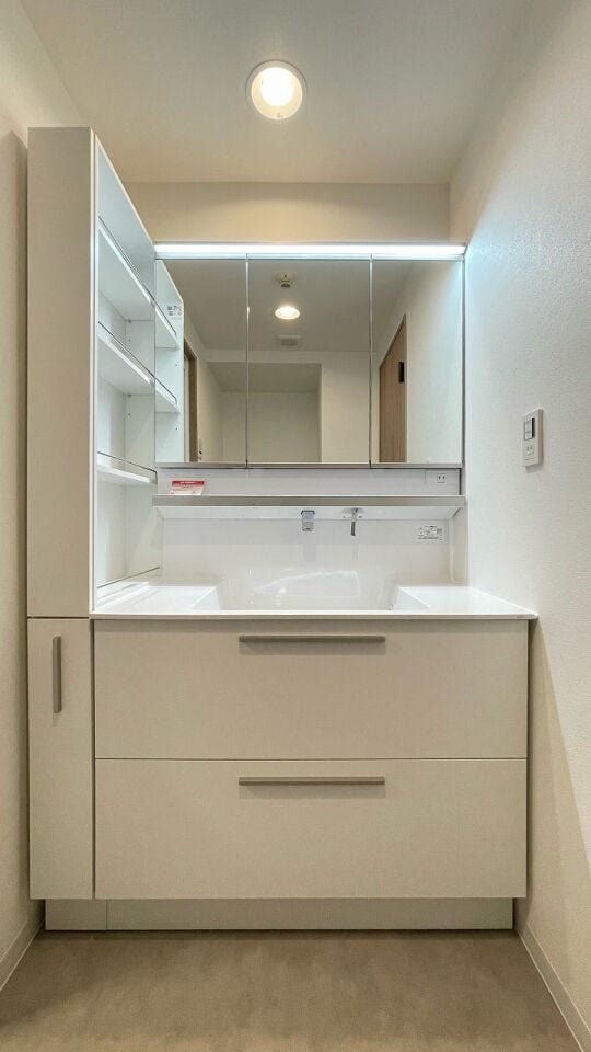 洗面台には三面鏡を採用。身だしなみを整えやすい事はもちろんですが、鏡の後ろに収納スペースを設ける事により、散らかりやすい洗面スペースをすっきりさせる事が出来ます!