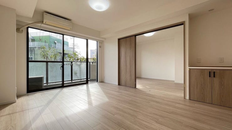 日々の食事はもちろん、親しい人のおもてなしやワークスペースなどに利用することもある「リビングダイニング」。おしゃれなインテリアですっきりレイアウトされていたら素敵ですよね
※エアコンは撤去予定です