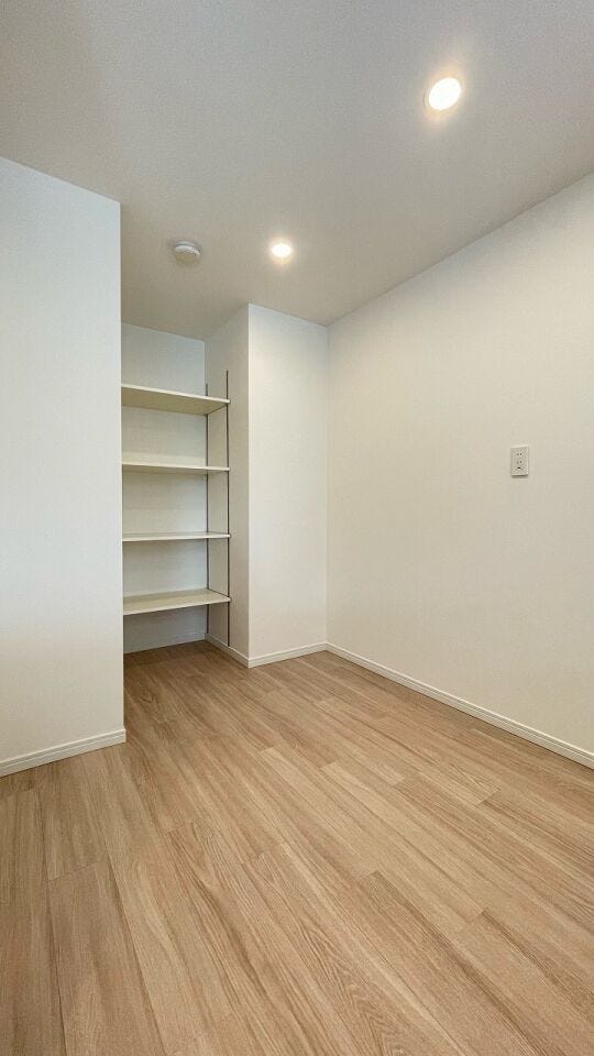 キッチン後方にはパントリーがございます。たくさん買い込んでもしっかり片付きますよ♪