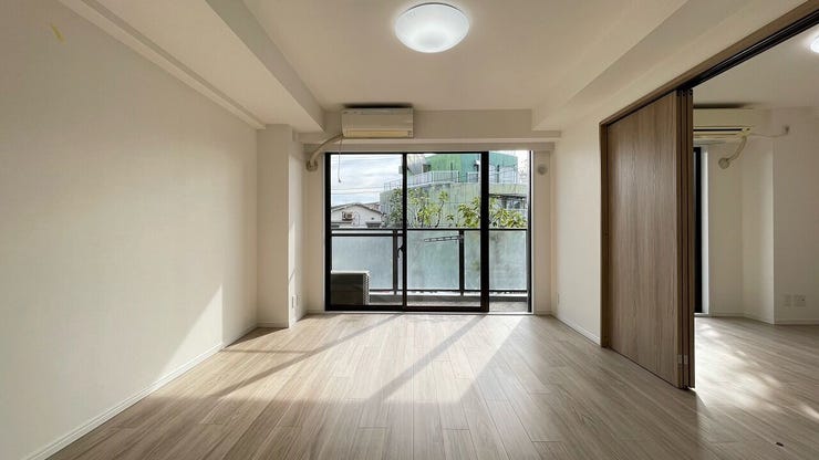 明るく開放的な空間が広がるリビングダイニング。室内には豊かな陽光が注ぎ込み、爽やかな住空間です
※エアコンは撤去予定です