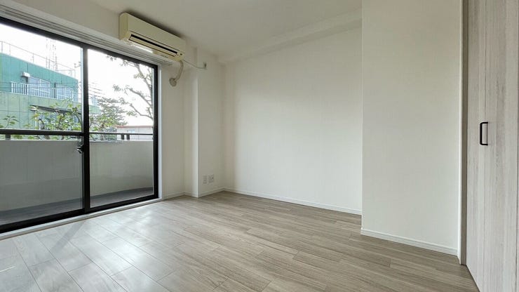 LDKと繋がる約6帖の洋室です。
※エアコンは撤去予定です