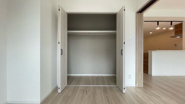 大きめのクローゼットがあり住空間もスッキリ広々♪