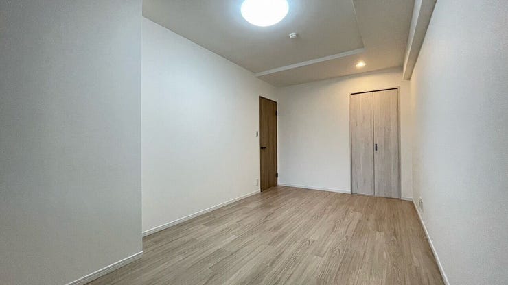 素材を活かしたナチュラルな木目の美しいフローリングは、どんなテイストにも馴染みやすいですね