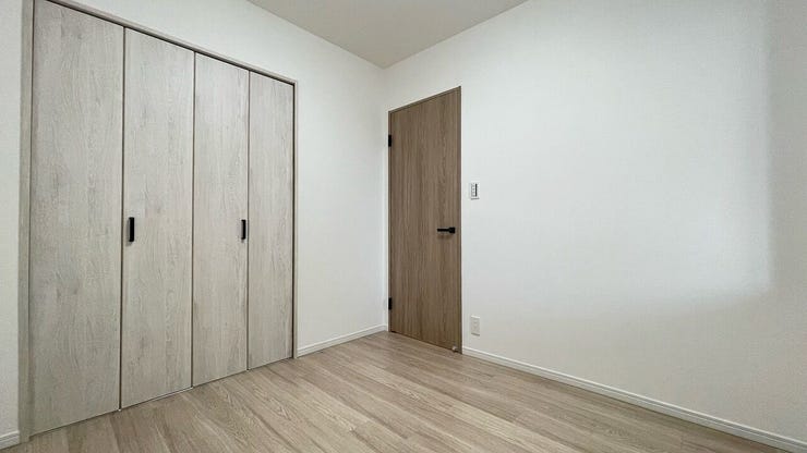 約4.2帖の洋室。テレワームルームやお子様の遊び場、趣味用のスペースといろんな用途に利用可能です