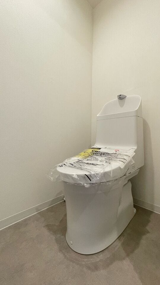 全体を白で統一しシンプルかつ清潔感にあふれるトイレ