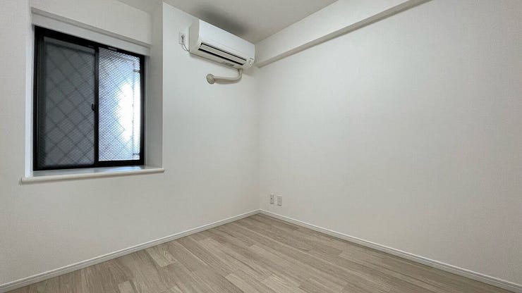 明るい色調で統一された室内。気持ちも自然と明るくなりますね♪お好みのカーテンやラグを合わせれば気分もリラックスできます。
※エアコンは撤去予定です