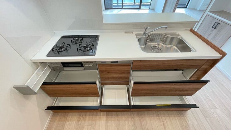 引出しを開けると、大きなストッカーが現れます。大きな鍋や調理器具をたっぷり収納できます