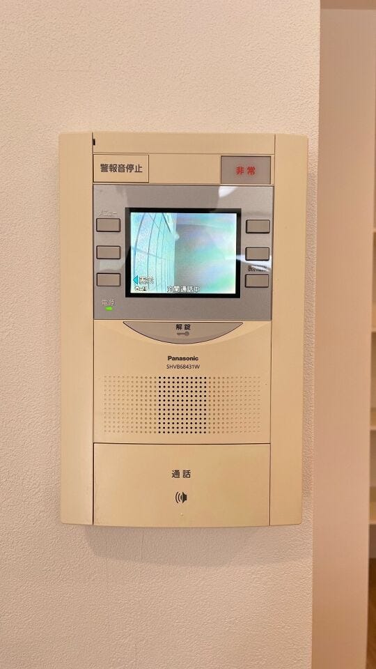 モニターフォンはお子様の留守番時にも重宝する必須防犯アイテムです。留守中に誰が訪ねてきたのかも確認できますし、在宅中も「見える安心」があります
