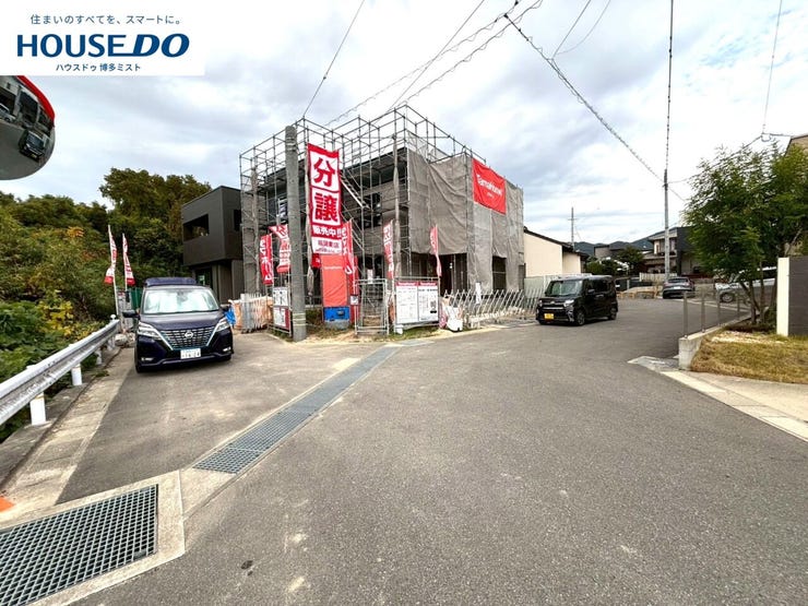 【現地見学会 開催中】実際に現地へ行き、お子様と一緒に小学校までの経路を確認したり、近隣の同施工会社の完成物件へ行き完成後の雰囲気を体感したりといった見学ツアーをしませんか?(11月24日撮影)