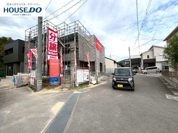 【現地見学会 開催中】実際に現地へ行き、お子様と一緒に小学校までの経路を確認したり、近隣の同施工会社の完成物件へ行き完成後の雰囲気を体感したりといった見学ツアーをしませんか?(11月24日撮影)