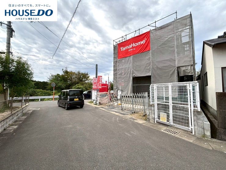 【現地見学会 開催中】実際に現地へ行き、お子様と一緒に小学校までの経路を確認したり、近隣の同施工会社の完成物件へ行き完成後の雰囲気を体感したりといった見学ツアーをしませんか?(11月24日撮影)