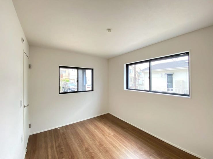 1F洋室
洋室のなかでは一番大きいお部屋になります♪
主寝室として使えば、2面採光により朝の目覚めも気持ちがいいですね♪