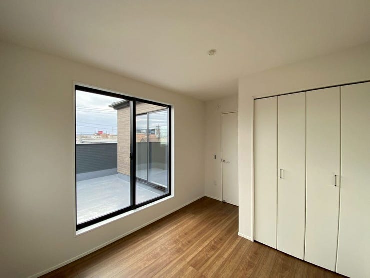 3F洋室
視線の先がバルコニーなため、開放感がございます♪