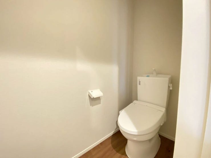 2Fトイレ
白を基調とした内装で清潔感がございます♪