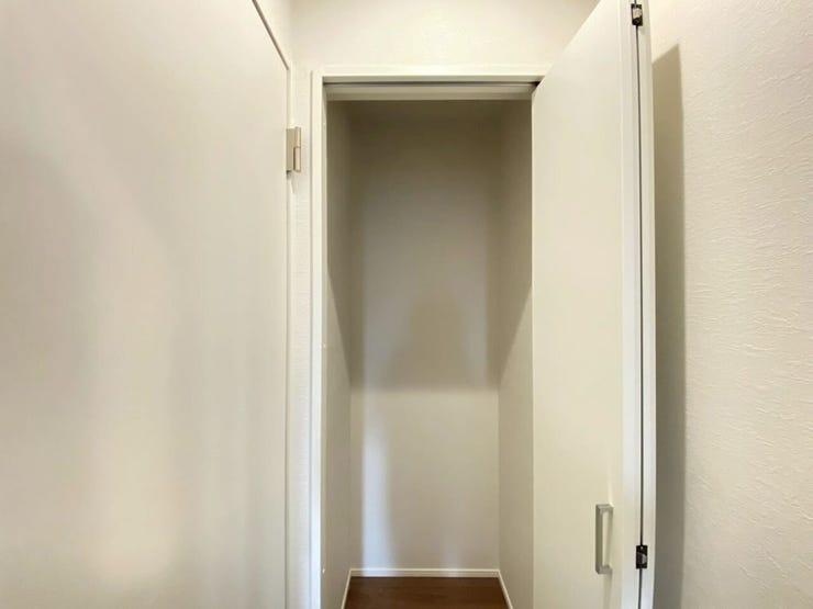 2Fトイレ横の収納スペース
生活感が出てしまうものを収納するのに最適です♪