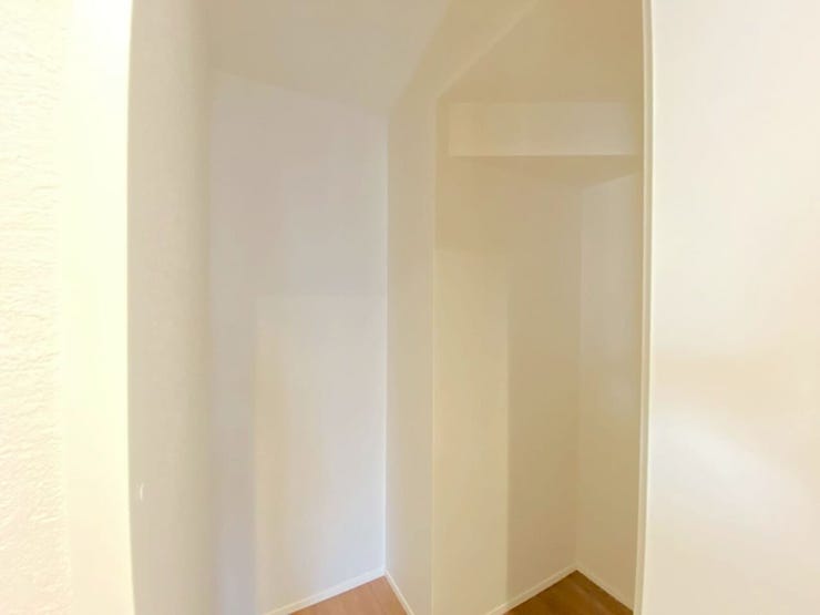 1F廊下収納
階段下のスペースを有効活用しています♪