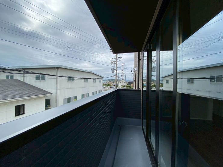 2Fバルコニー
洗濯物はもちろん、休憩するときにピッタリ♪
隣地との目線も気になりません!