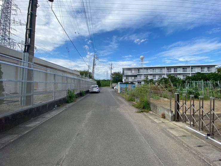 交通量が少なく、道幅も広く駐車も安心してできます!