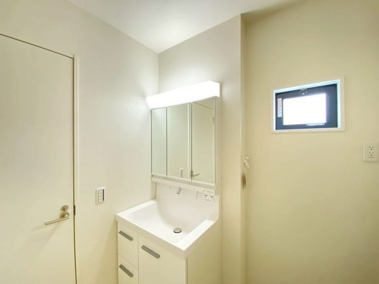 三面鏡で身支度バッチリ♪
洗面台の下はもちろん、鏡の裏も収納スペースになっており、
水回りをすっきりさせることができますね♪