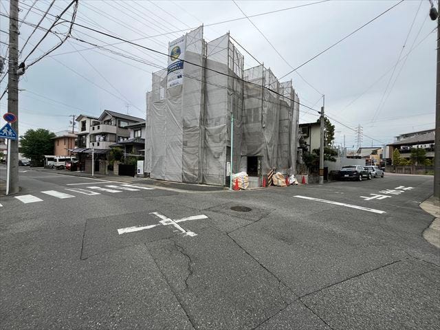 北東角地に面する前面道路です。2方向ともに幅員約7.9mの前面道路です。普通車が余裕を持ってすれ違うことの出来る道幅です。もちろん、大型車も余裕を持って通行出来ます。
(2025年10月21日撮影)