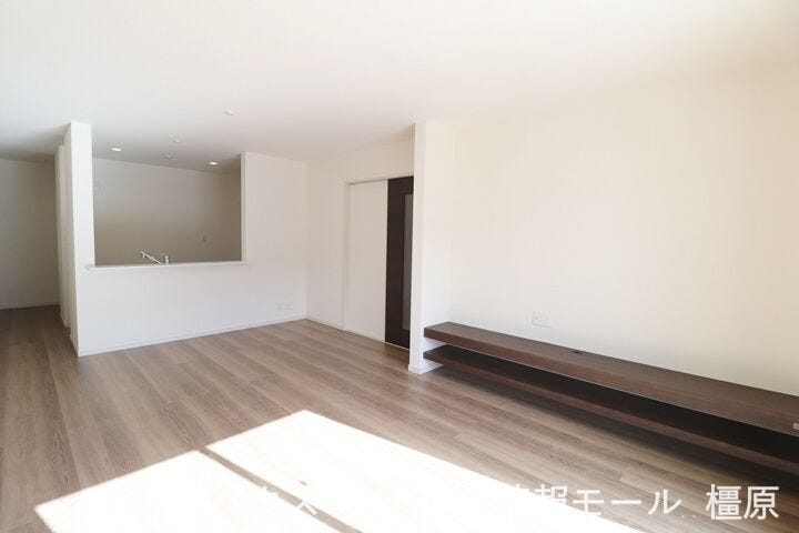 開発分譲地内。前面道路幅は約6mあり、大型車でもスムーズに出し入れできます(2025年12月18日撮影)