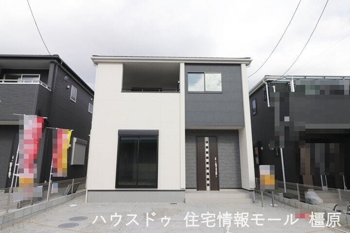 【外観】
南向き道路に面した明るい物件!並列で3台分の駐車スペースを確保いたします(2025年10月3日撮影)