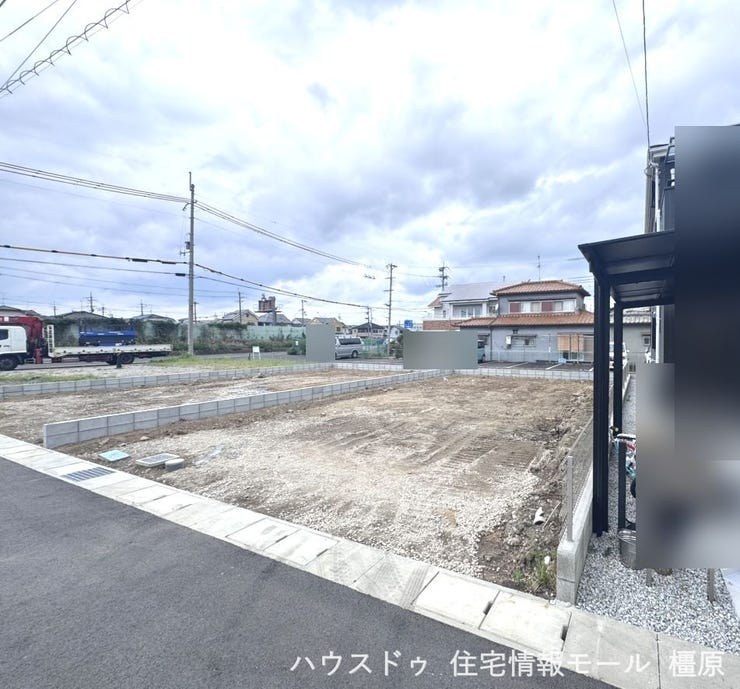 開発分譲地内。前面道路幅は約6mあり、大型車でもスムーズに出し入れできます(2025年10月3日撮影)