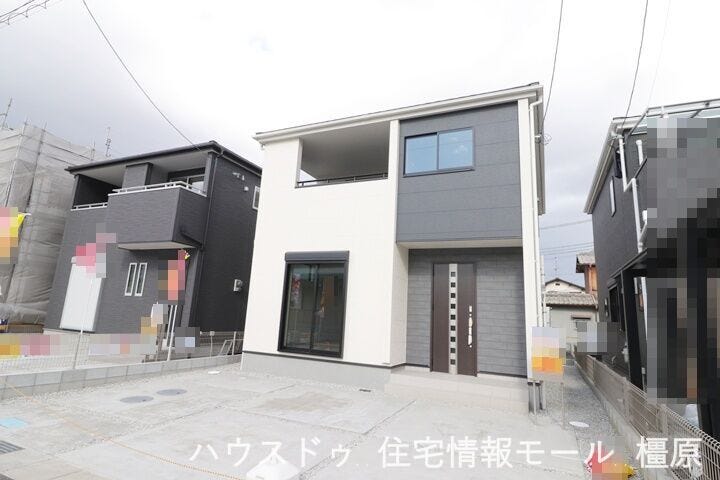 建築工事が始まりました。基礎や構造部分もしっかりご確認いただけます。現地と合わせてモデルルームも是非ご覧ください(2025年12月18日撮影)