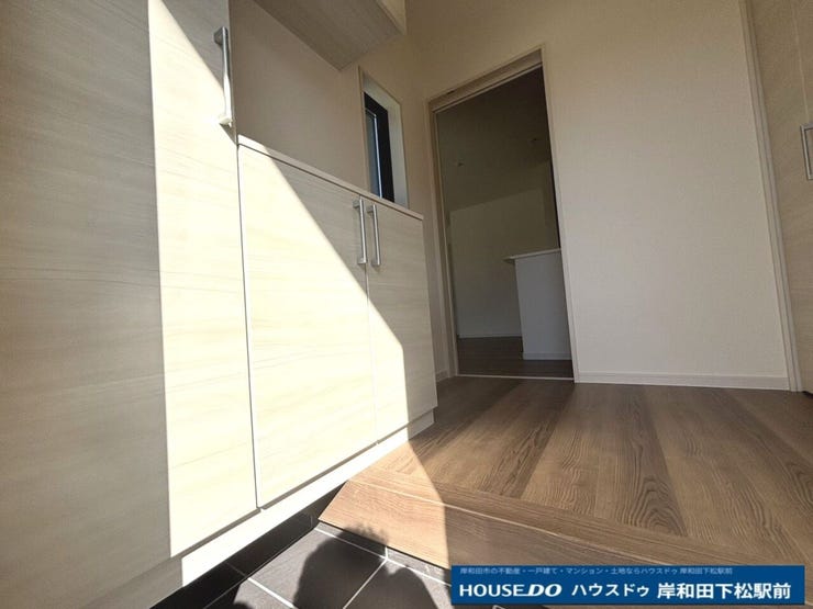 清潔感溢れる玄関がお出迎えする本邸宅の物語は、ここから始まる日常を期待させます。